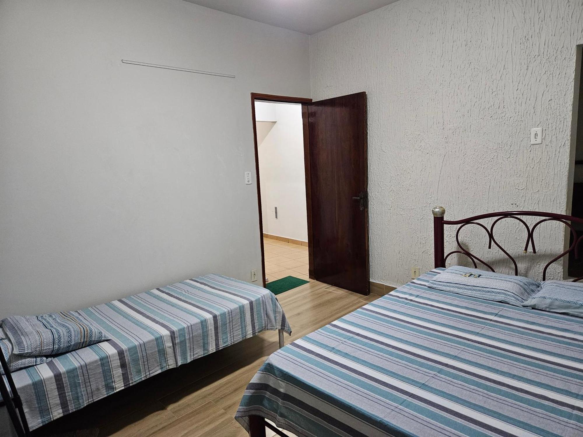 Casa Familiar E Espacosa Em Aparecida Sp, Com 3 Quartos *